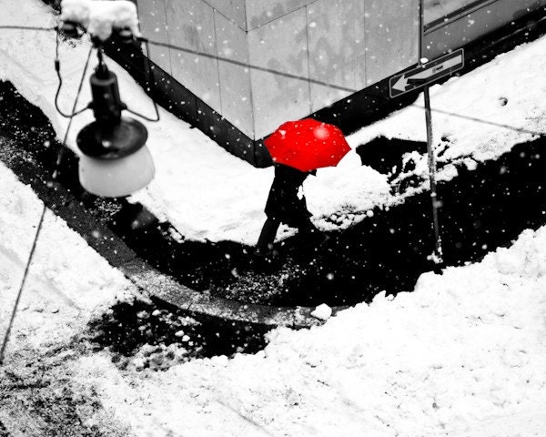 la donna dall'ombrello rosso