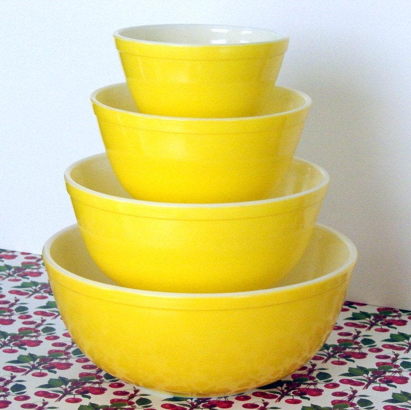 Vintage Sunshine Yellow Pyrex Bowl Complete Set