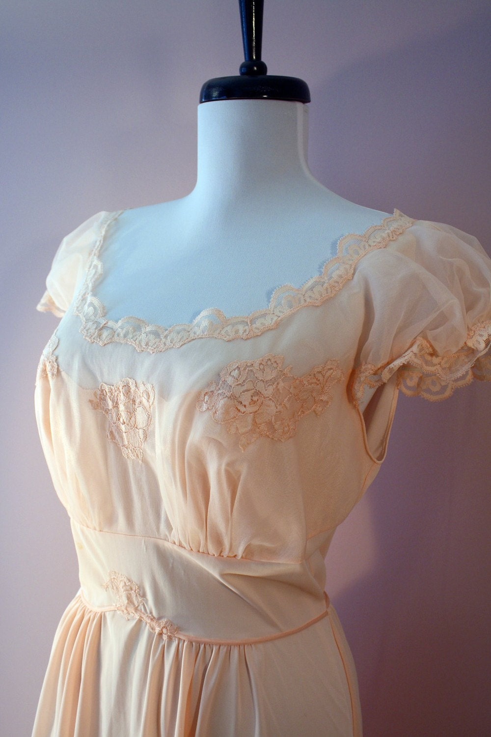 70s / 30s Frilly Peach Nightgown w Puff Sleeves and Lace Applique 36 M