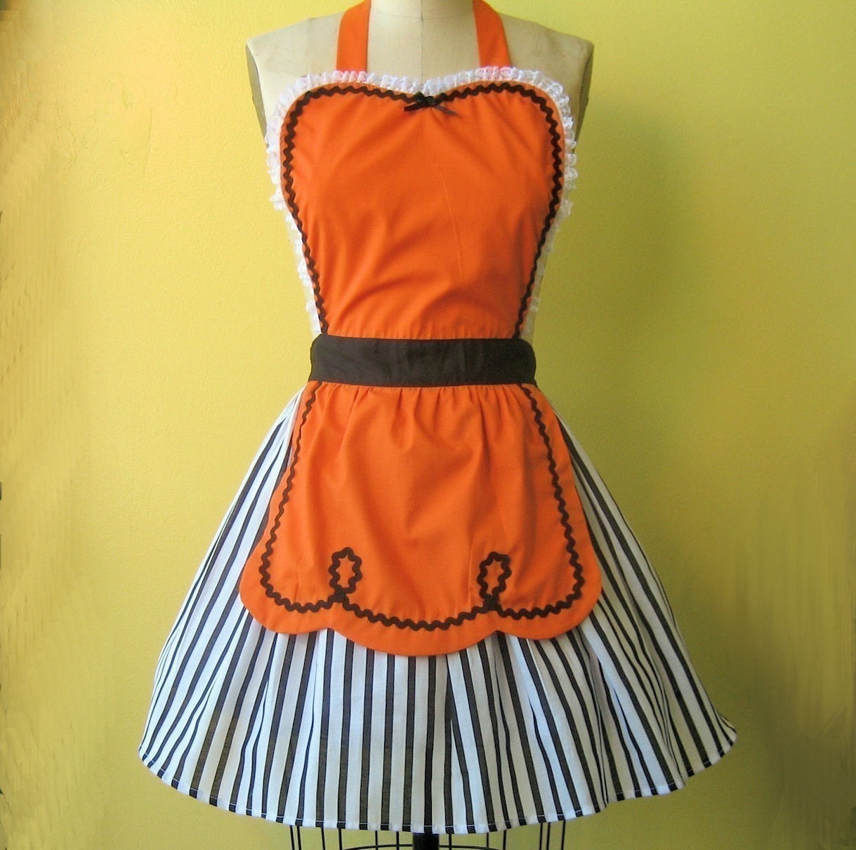 retro ORANGE and BLACK full apron 50s DINER WAITRESS ......  ice cream parlor with fifties details make a sexy hostess or bridal shower gift and is vintage inspired womens flirty Thanksgiving Harvest aprons