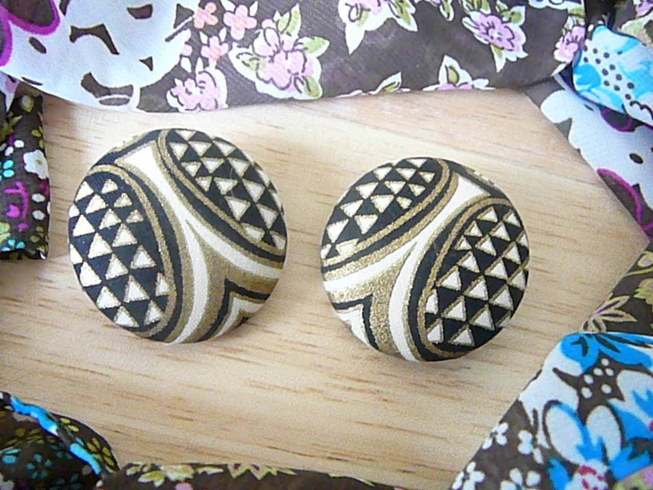 Fana - Button Earrings