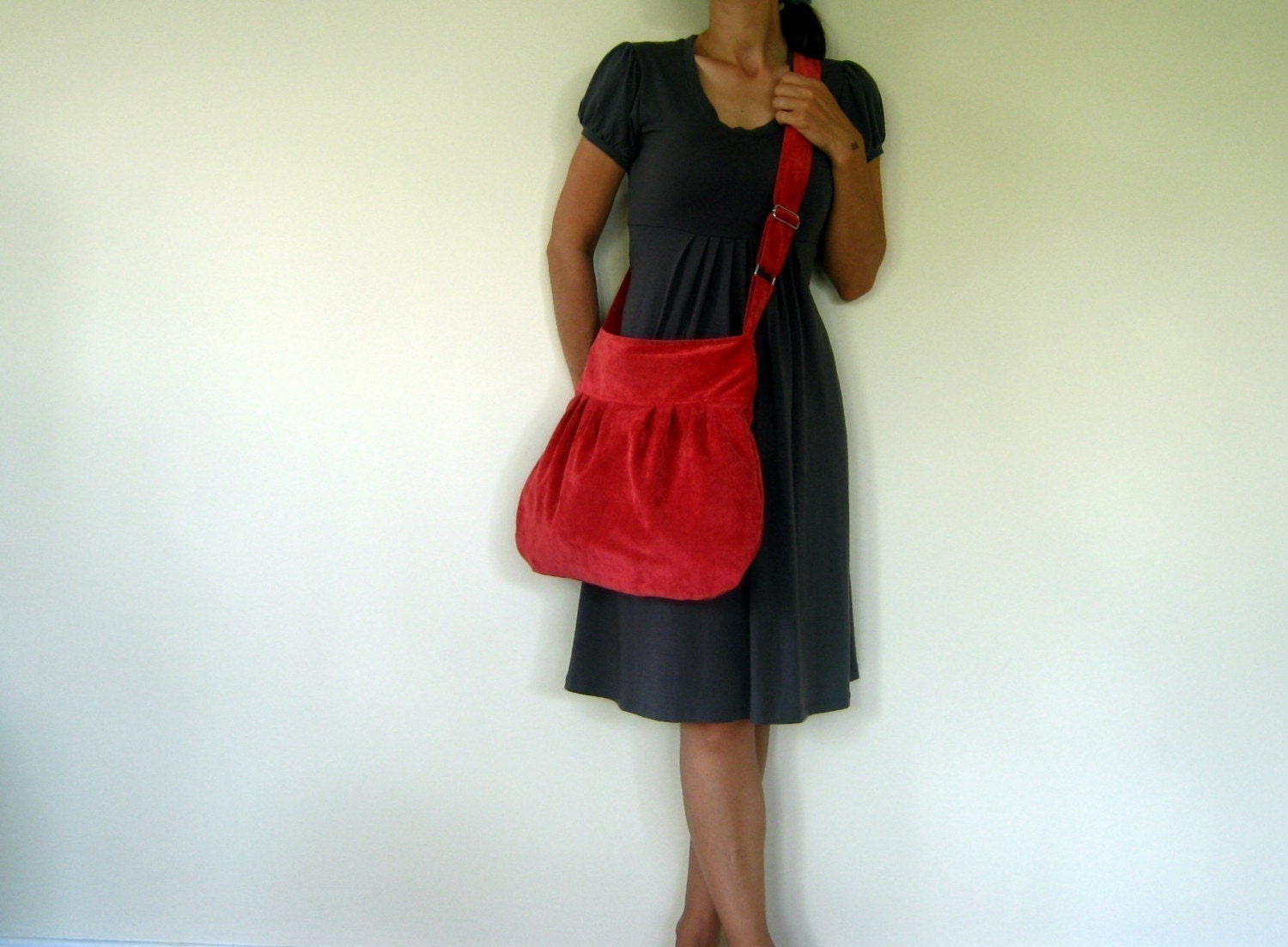 WINTER SALE Perry in vin rouge -velvet- --adjustable strap and ZIPPERED CLOSURE everyday purse--