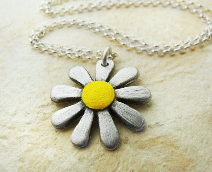 Handmade daisy necklace in silver and concrete