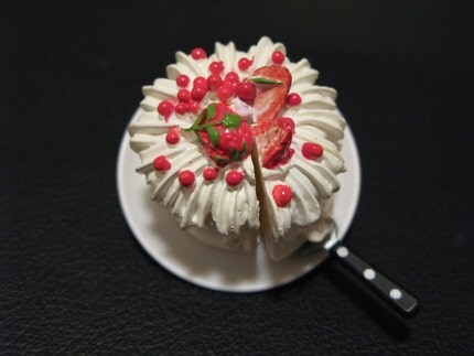 Very Berry Strawberry Cake Pin