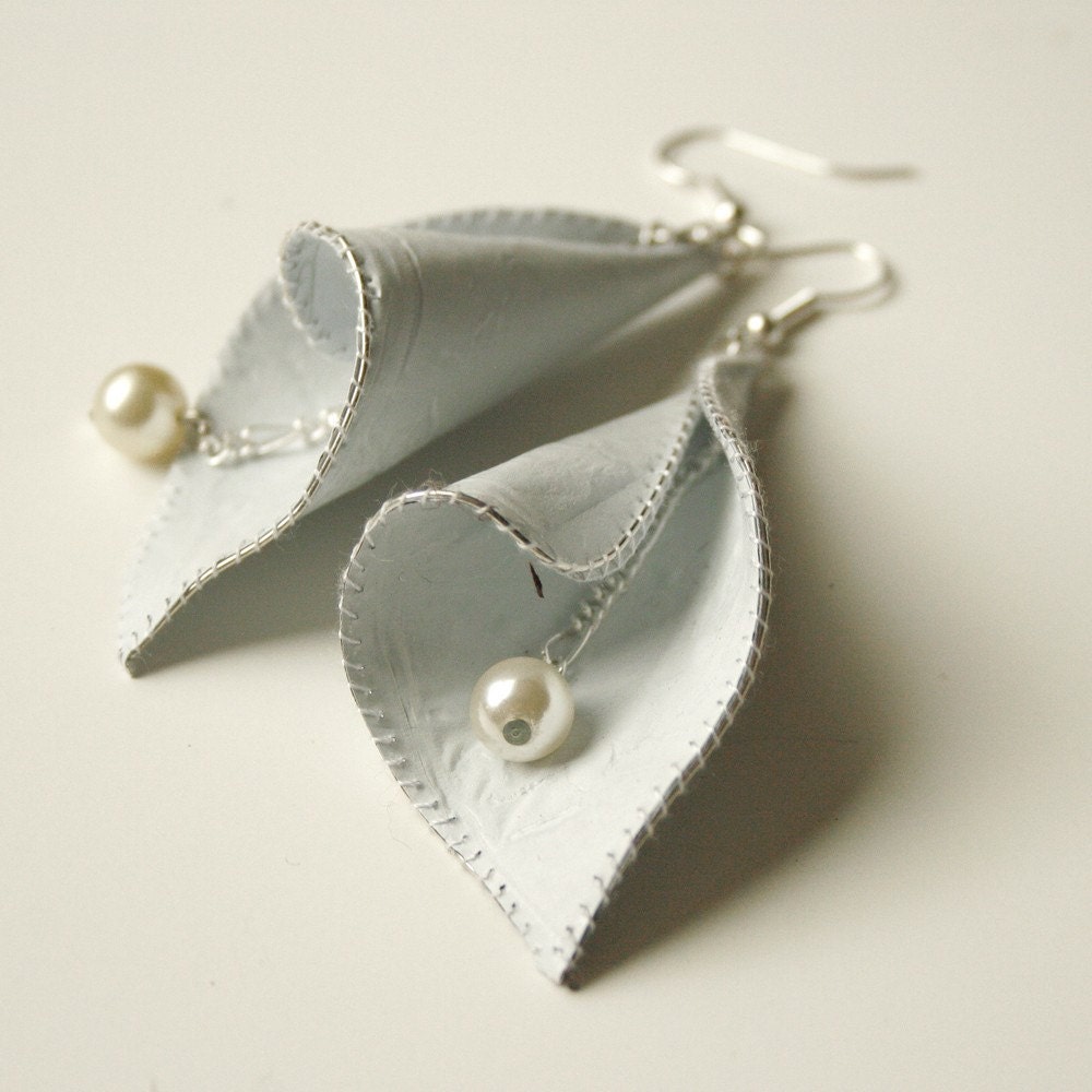 Calla Lily Earrings in White