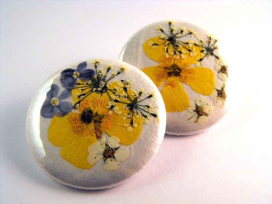 Pinback buttons- Yellow Flowers (set of 2), Original Design, OOAK, 1.5 inches -38mm in diameter.