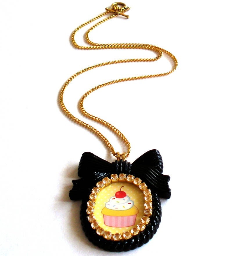 Kawaii Cupcake Cameo Necklace