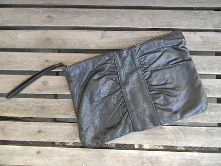 vintage. ON SALE AND FREE US SHIPPING Black Retro Clutch    NOW 19