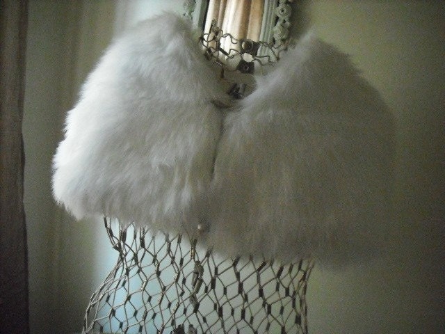 Vintage faux fur white fluffy cape, so sweet, excellent condition
