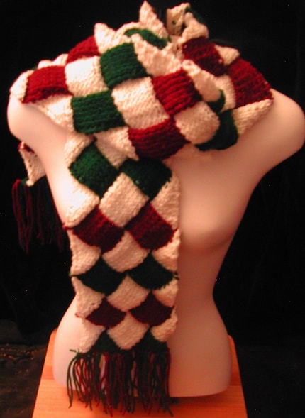 Red and green scarf is very warm!