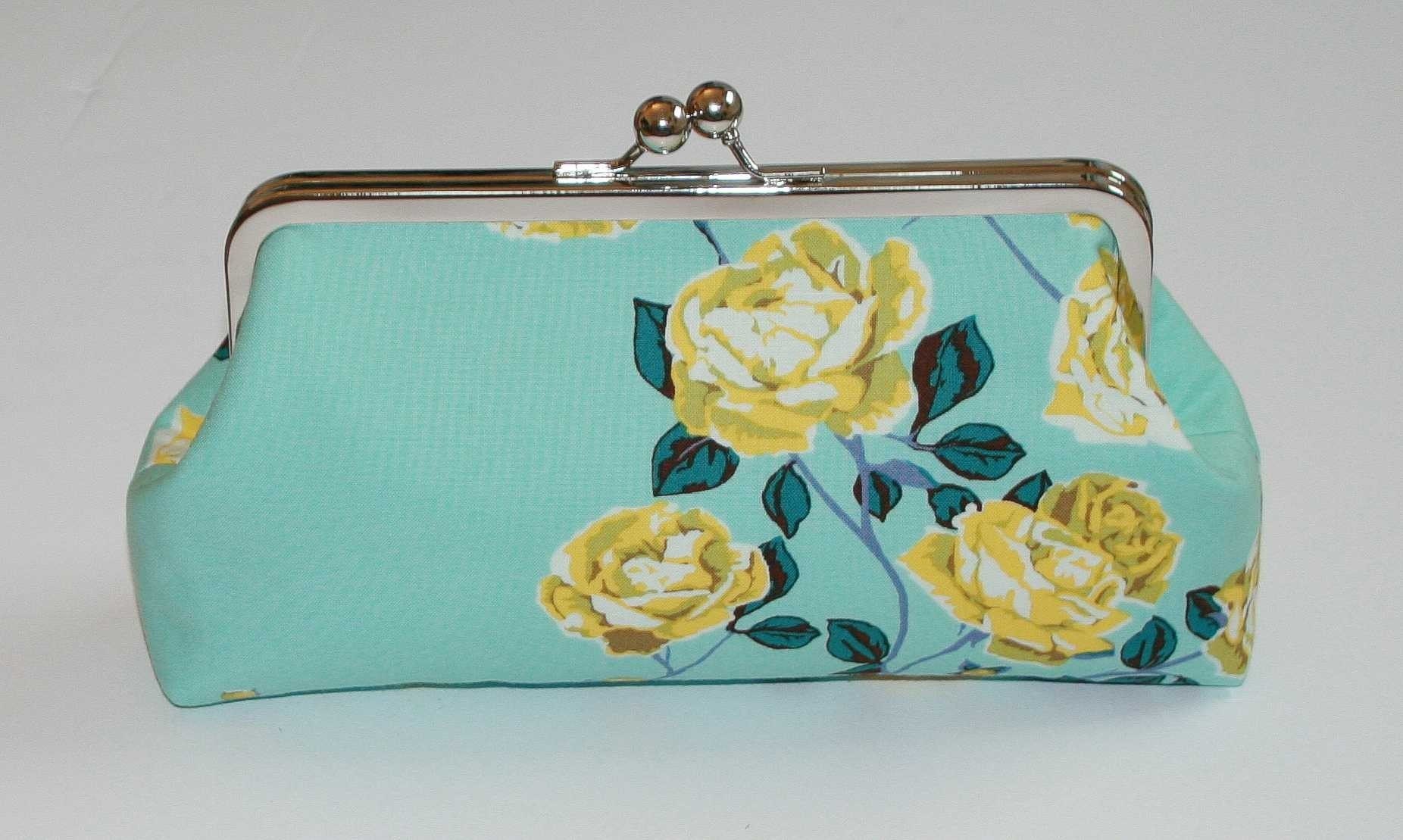 SNAP CLUTCH IN YELLOW ROSES
