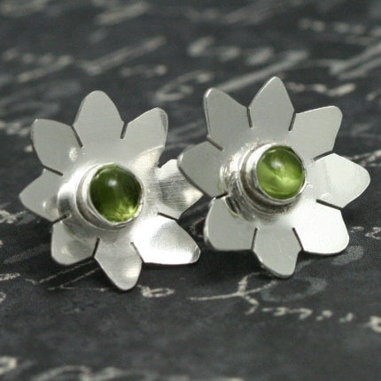  Flower Stud Earrings f09e070 by lavajewelry on Etsy : august birthstone 