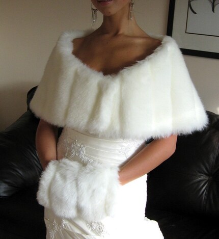 The perfect winter touch to your bridal gown in the snow