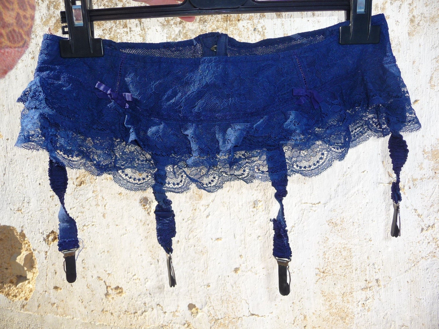 Obsession 1950s french Lingerie navy blue lace ruffled garters