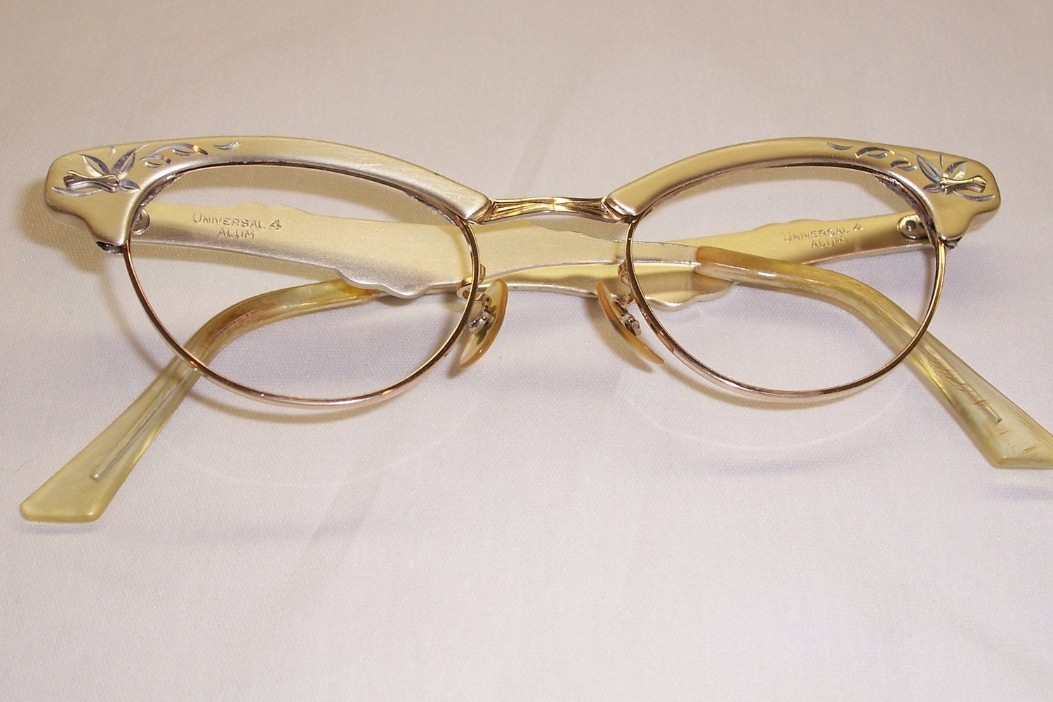 Vintage Cateye Frame from Universal