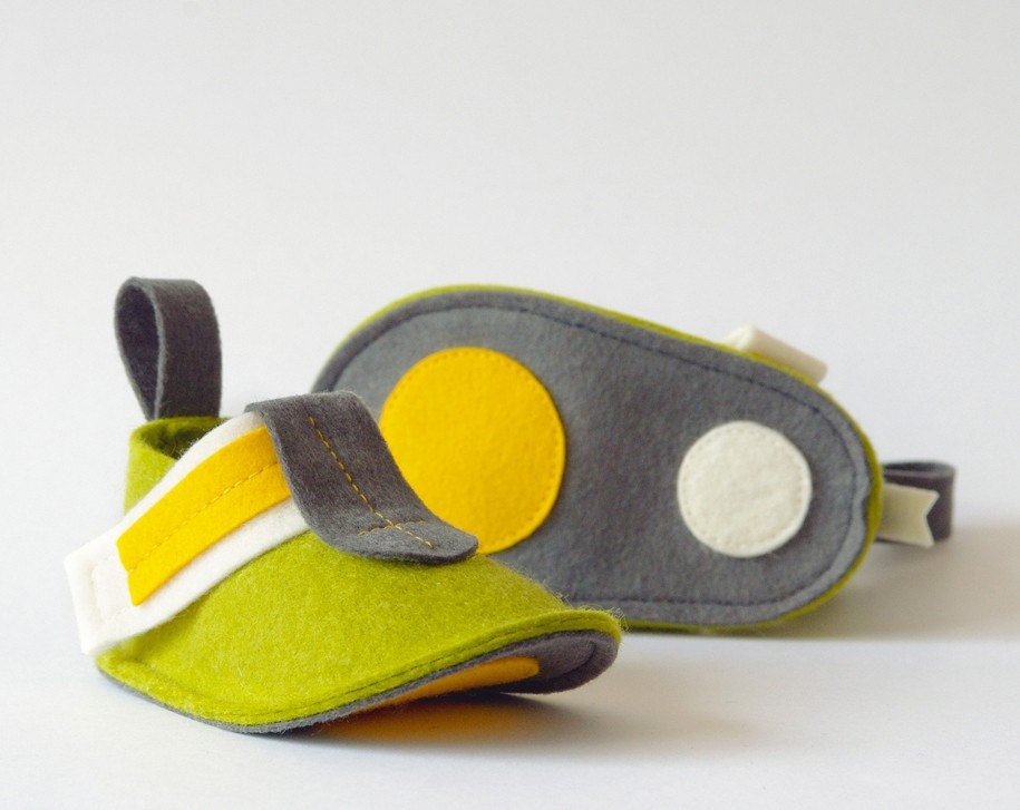 Baby booties Green Pop Finland - pure wool felt baby shoes in green, yellow & gray with 2 dots