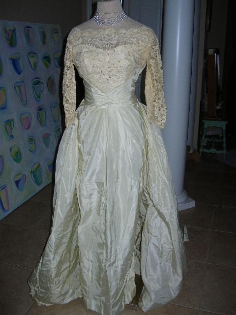 REDUCED from 599 dollars Gorgeous vintage wedding gown 1940 s 1050 s rvory lace with a scoop neck