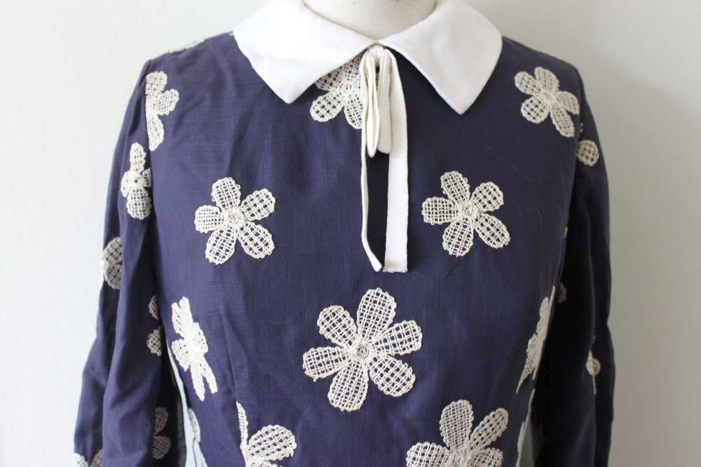 Vintage 60's secretary dolly lolita navy and white embroidered novelty floral flower peter pan bow collar long sleeve dress mad men s m