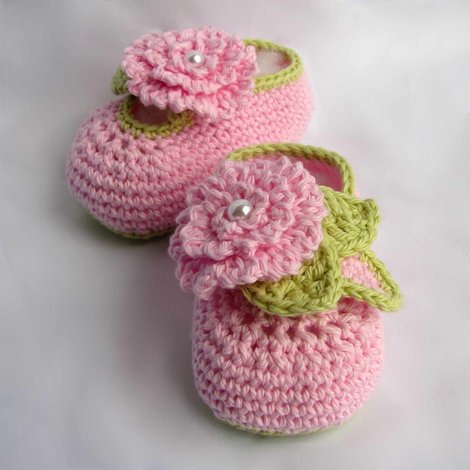 Crochet Baby Booties with flowers and pearl centers pdf