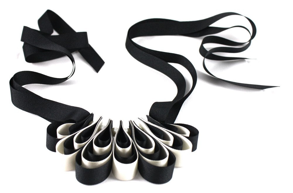 Abbellisca - Black and Cream Looped Ribbon Necklace