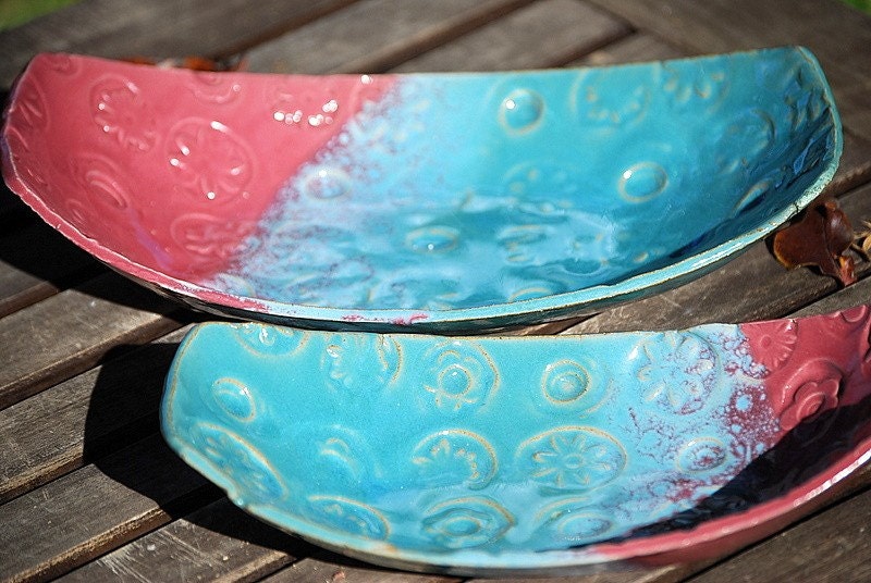 Set of two nesting oval dishes in turquoise and pink