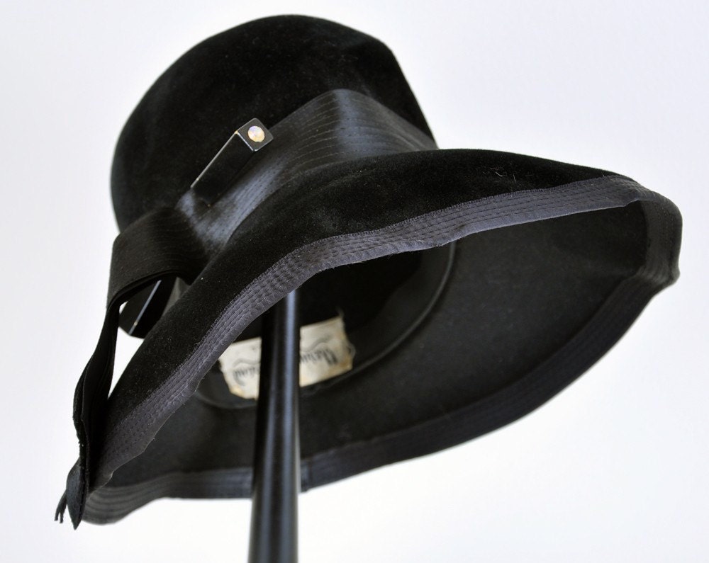 SALE.  vintage hat- 1950's A LA MODE silk and velvet hat