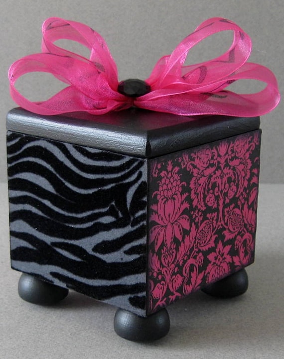 cute little boxes http://ny-image0.etsy.com/il_570xN.207487420.jpg
