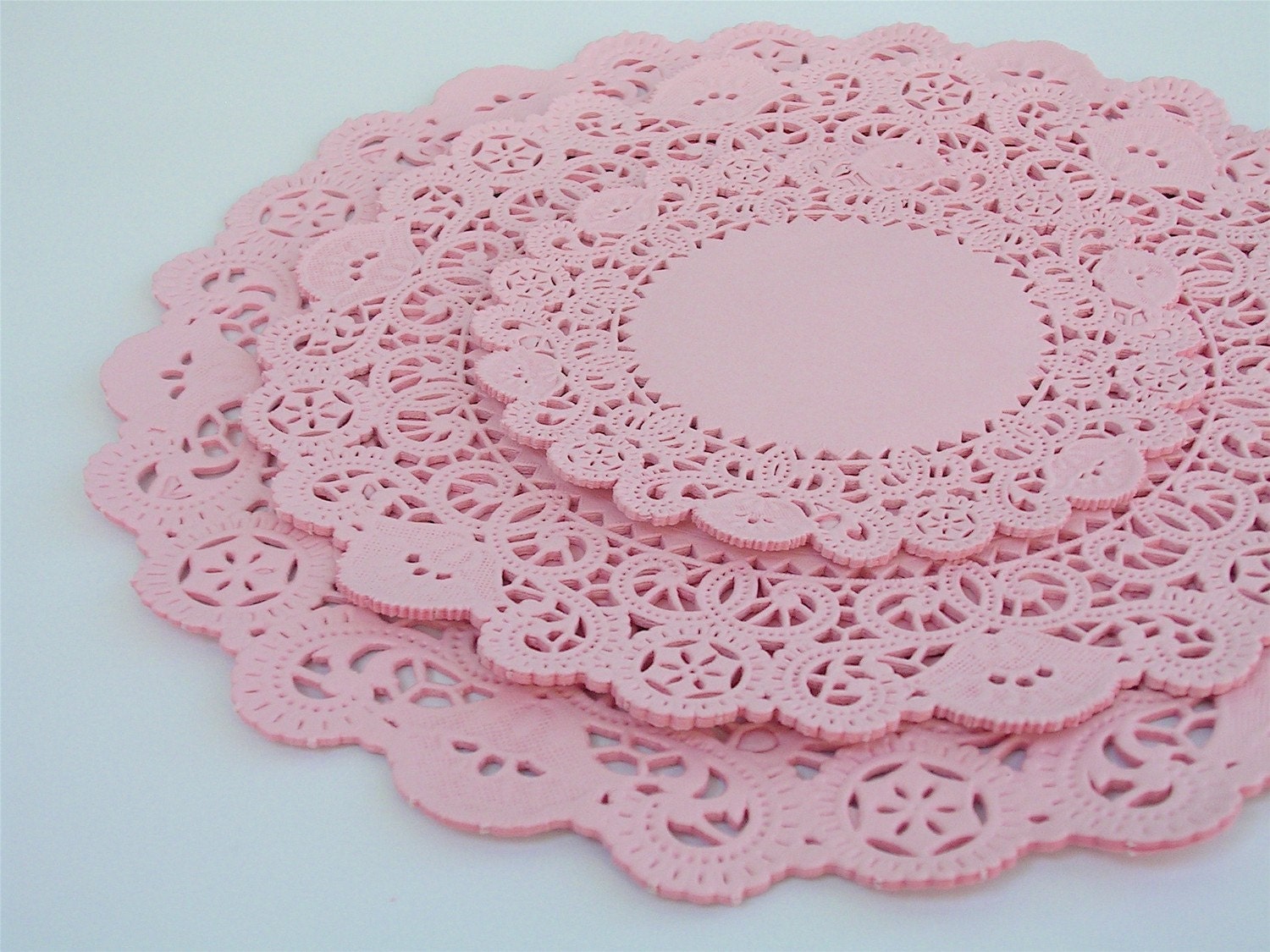 36 assorted light pink circle paper doilies