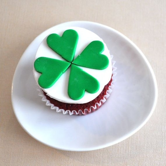 St Patricks Day Shamrock Fondant Cupcake Topper for St Pattys Day, Birthday Parties and Other Occasions
