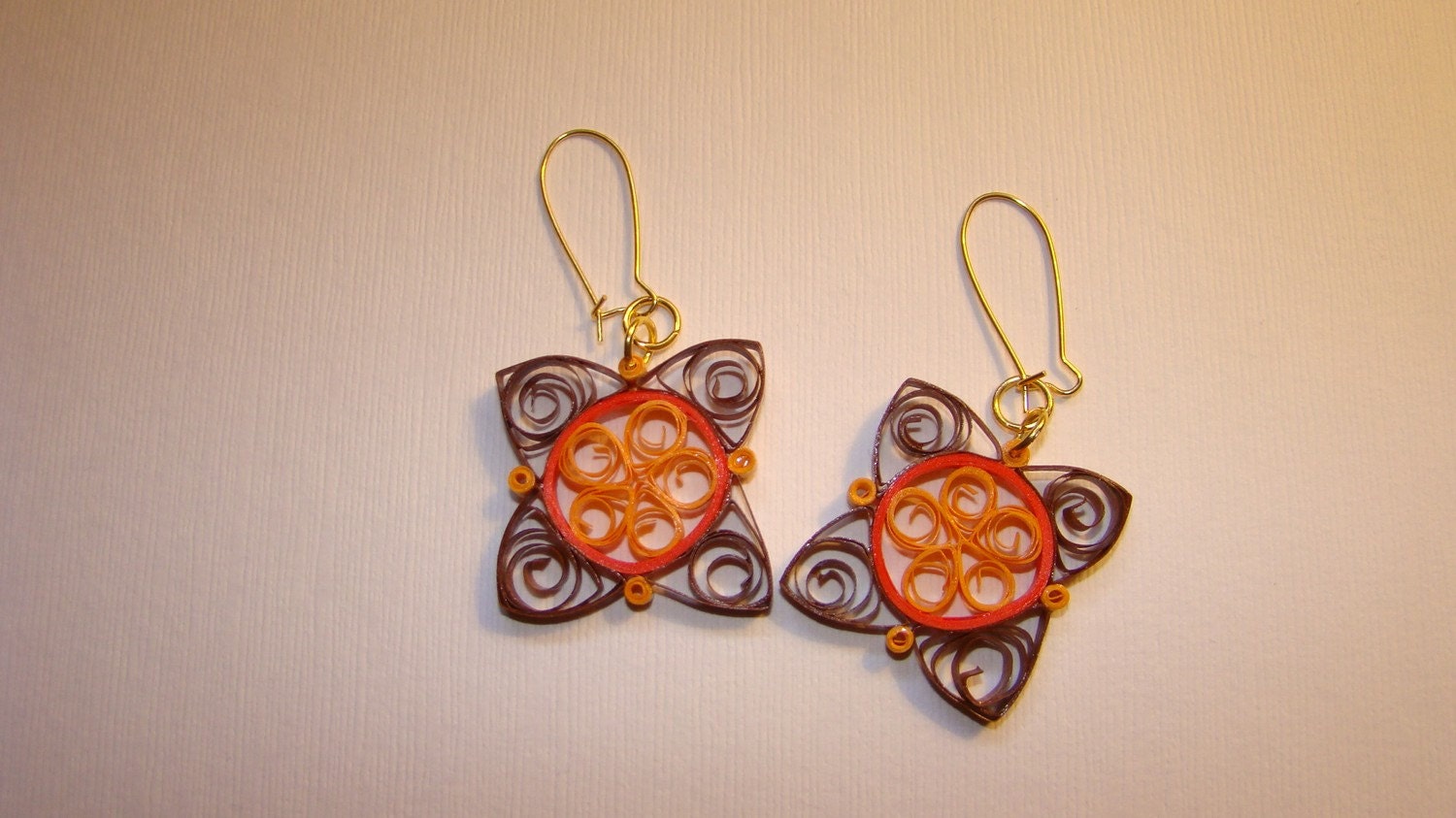 Adorable paper quilled earrings by Rocio Toscano. Filigree