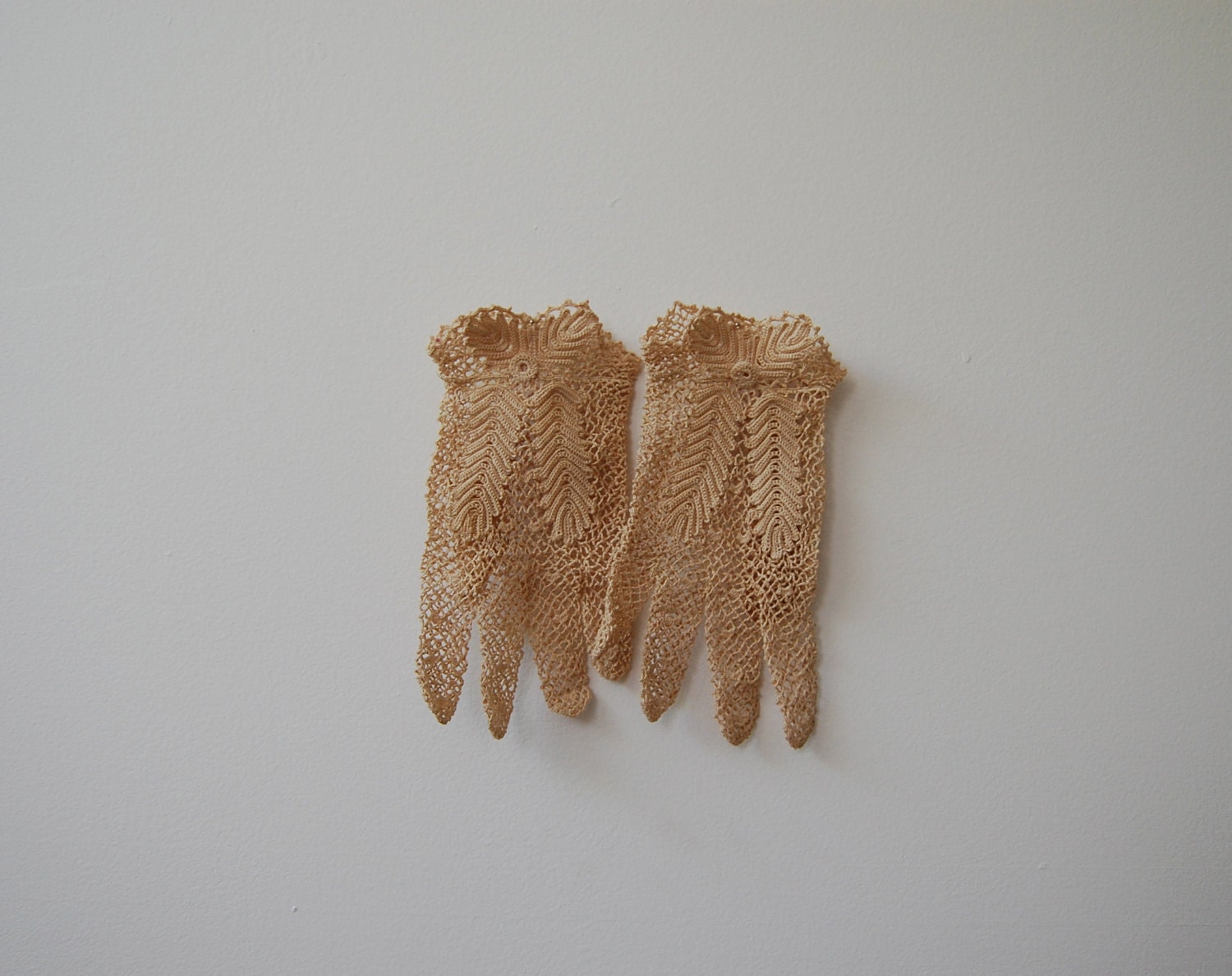 The Janie- Vintage 1930s Ecru Crocheted Fishnet Gloves