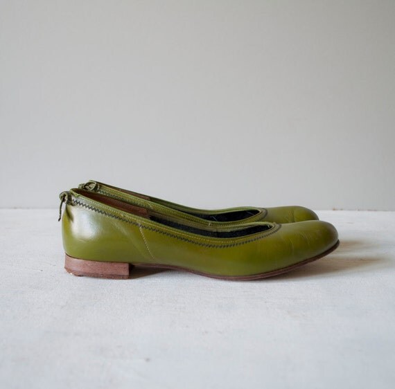 Vintage 60s GREEN OLIVE Leather Flats by MariesVintage on Etsy spring 