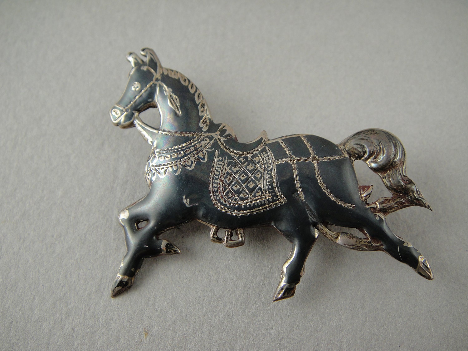 Siam Neillo Horse Pin
