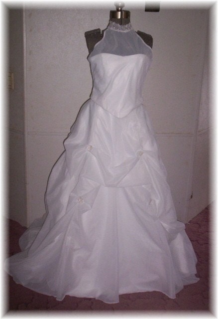 Halter neck wedding dress