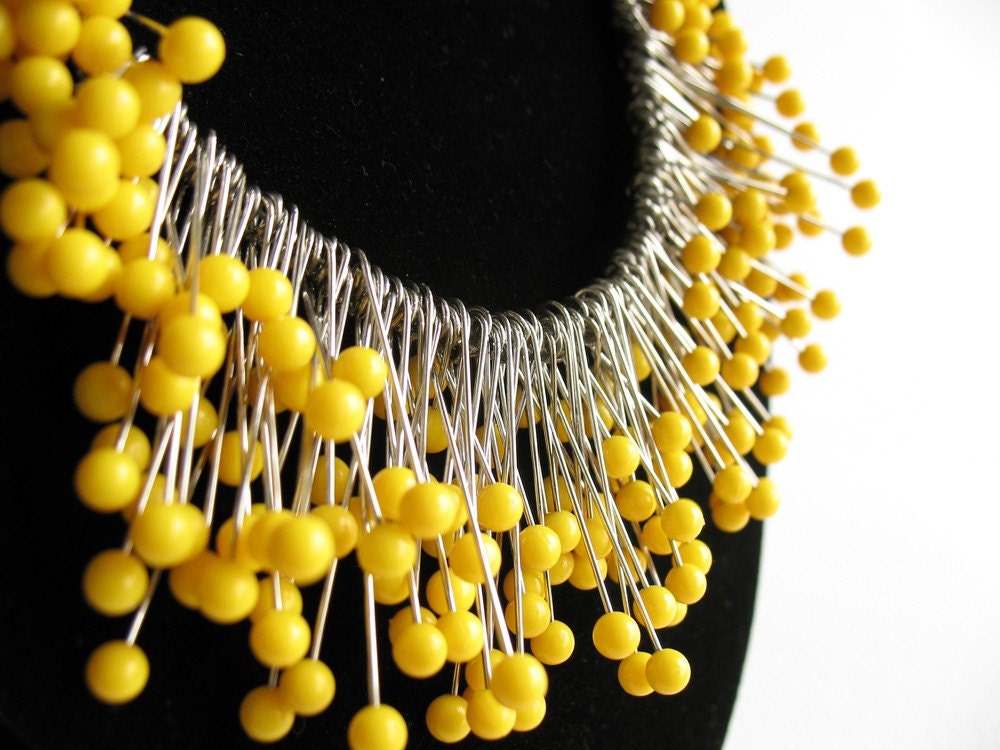 YELLOW STRAIGHT PIN NECKLACE