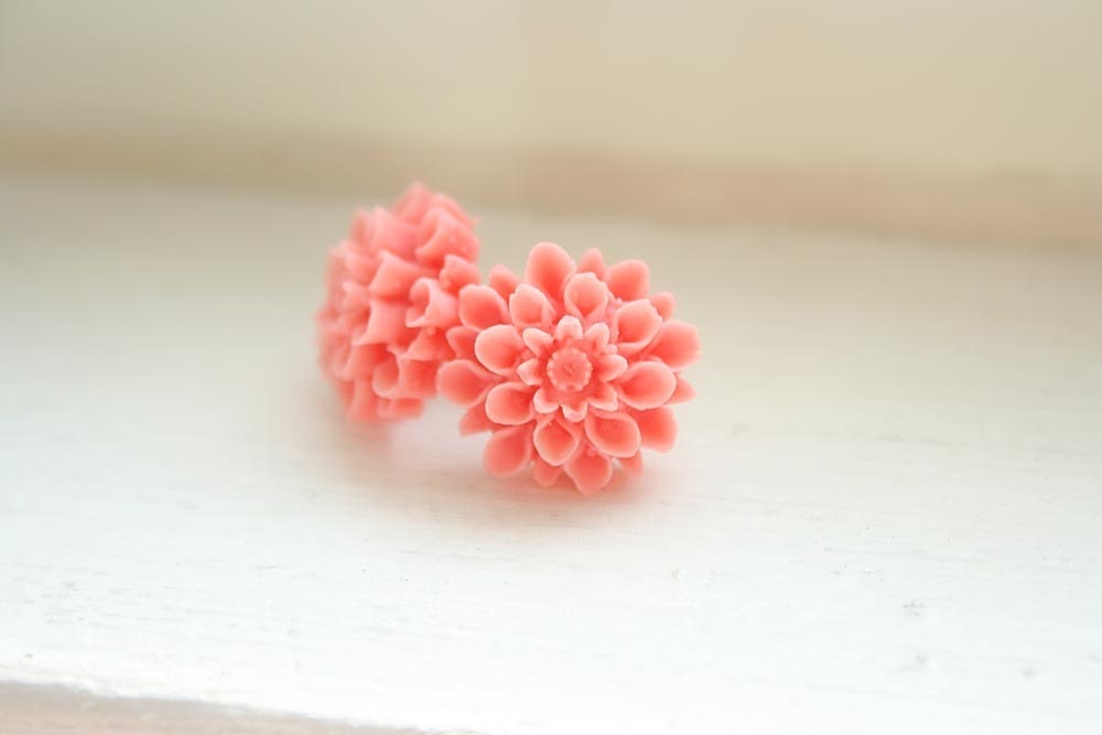 Coral pompom fiore earrings