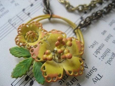 Jaune panier (vintage yellow basket with flowers, double vintage brass chains)