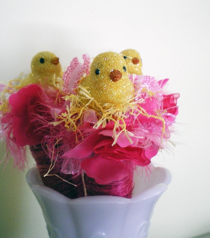 Sitting Pretty -- Spring Easter Ornament