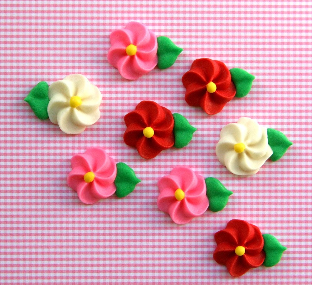 Classic Icing Flowers to Decorate Cupcakes or Cakes - Red, Pink and White (12)