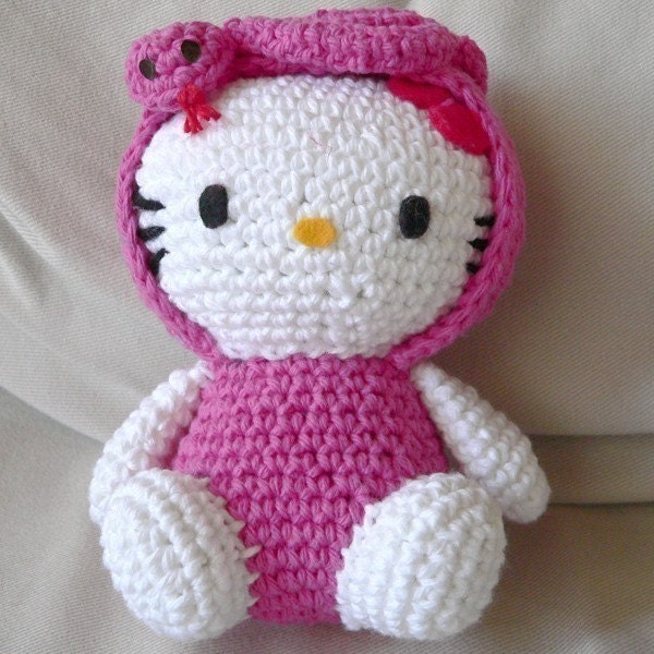 YOU ARE BUYING HELLO KITTY CROCHET 