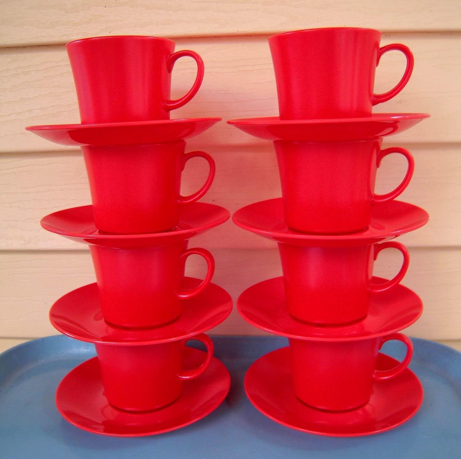 Its starting to cool off a bit and its hard to believe that fall is just on the horizon! This set of red orange melmac cups and saucers are the perfect thing for all your entertaining needs! Sip some hot cider in these!