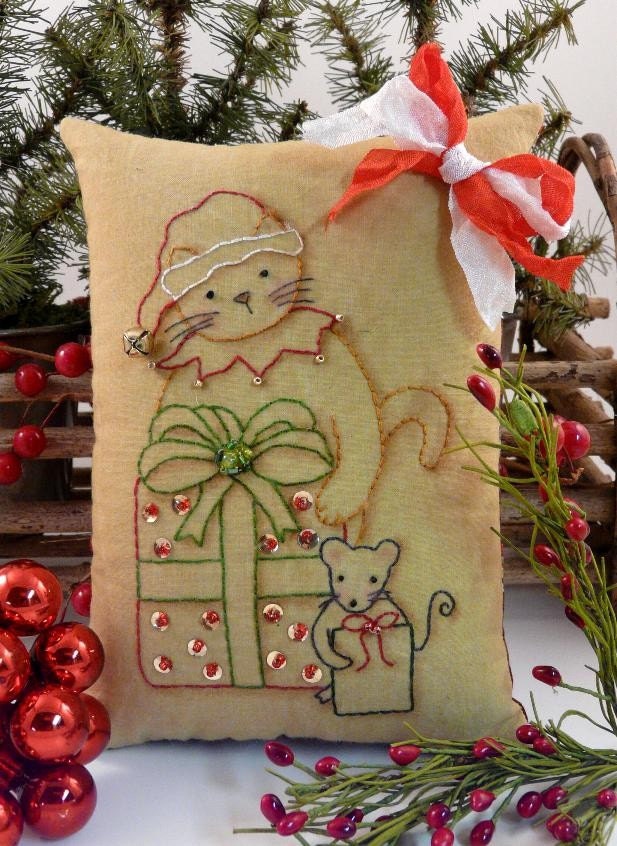 Christmas Santa Claws Cat Mouse Stitchery E Pattern - primitive Pdf pillow  pinkeep tag pin cushion tuck embroidery