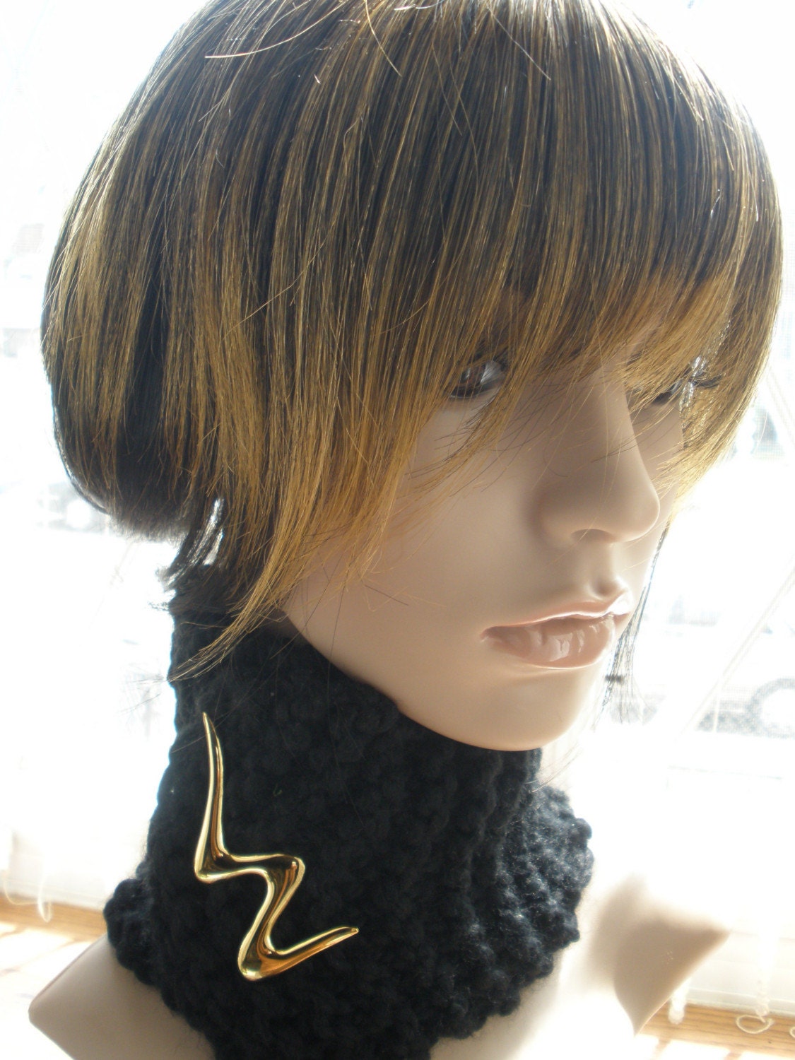 Attractive Knitted Button Up Neck Warm with Beautiful Vintage Gold Tone Brooch