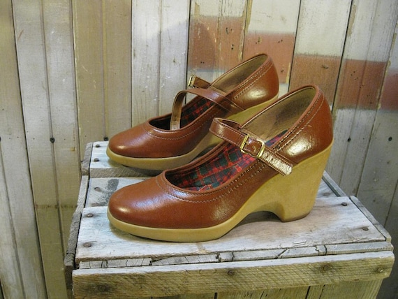 Tall Wedge 1970s vintage Shoes Mary Jane brown high heels 6.5