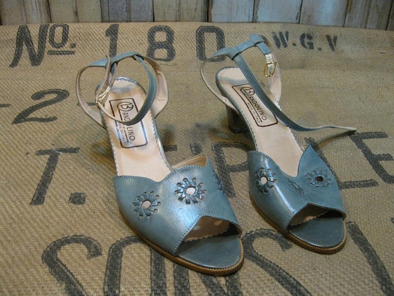 Vintage ankle strap Blue chambray leather heels 1970s sandals faux wood  6.5